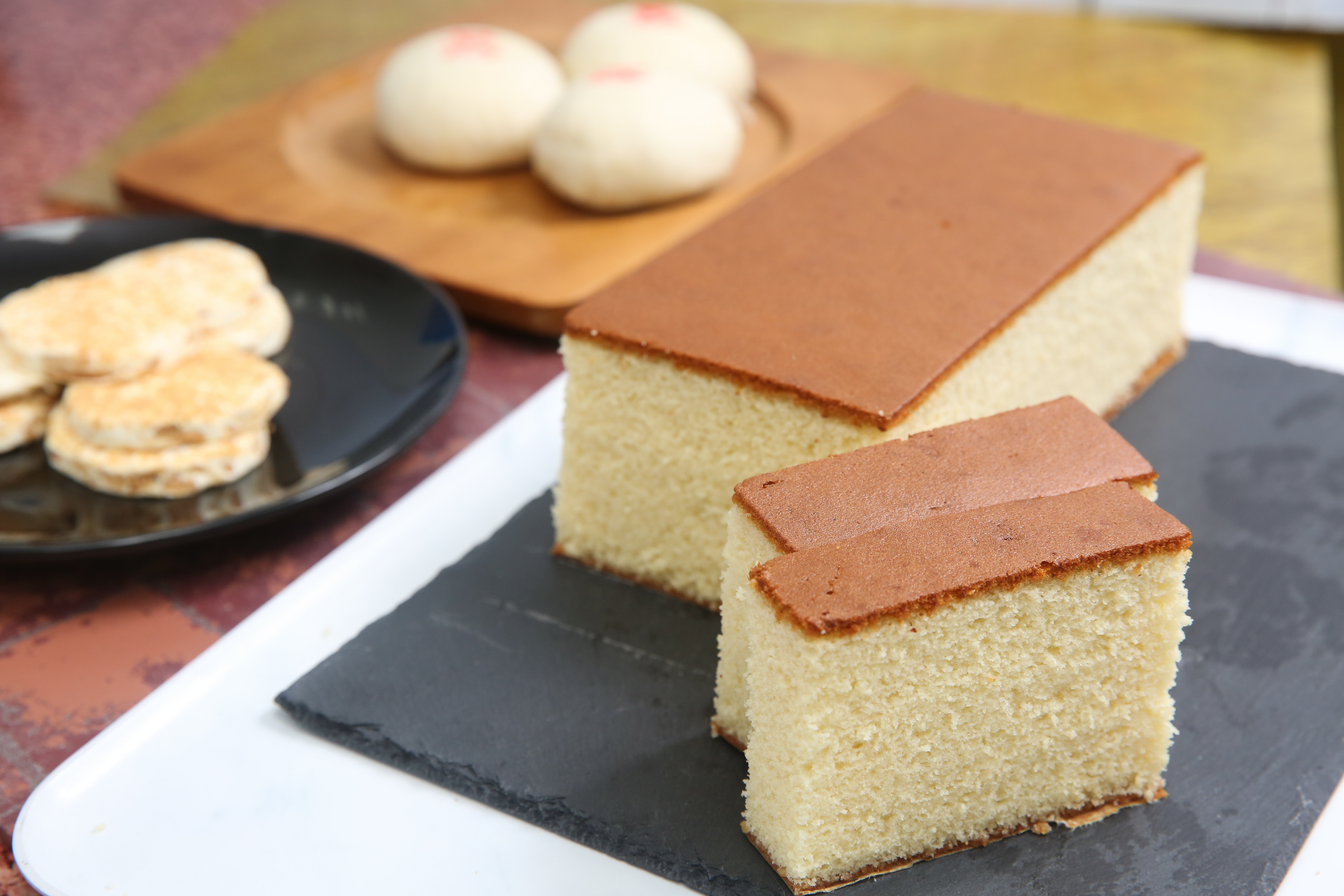 正宗長崎蛋糕其實不添加蜂蜜，之所以被稱為蜂蜜蛋糕純粹是因吃來有如蜂蜜般的香甜，反而是台灣糕點師傅讓它名符其實，圖為喜之坊的蜂蜜蛋糕，吃得到淡淡龍眼蜜香氣。