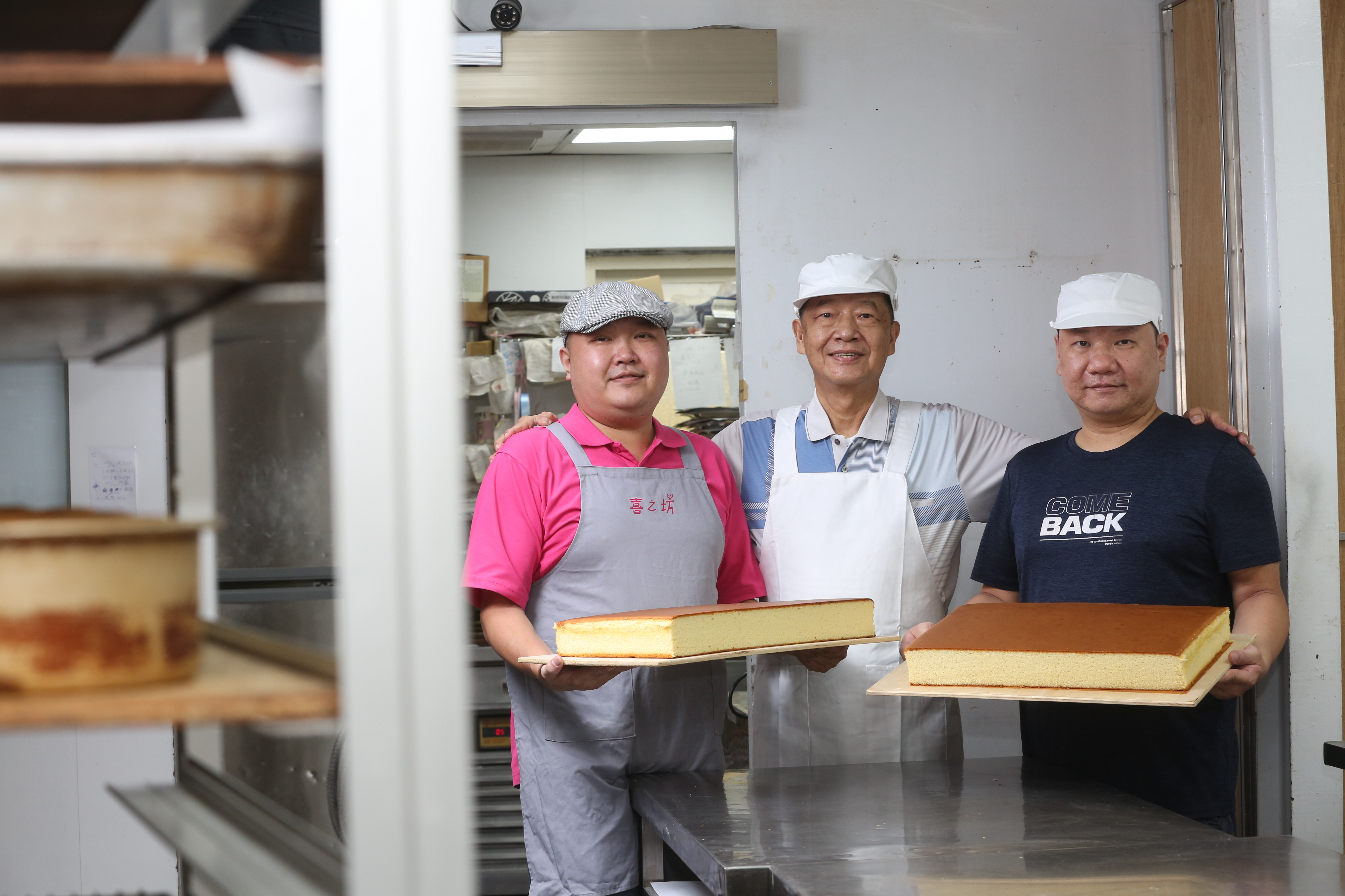 蜂蜜蛋糕是喜之坊的起家產品，儘管銷量遞減，黃永吉與葉維宗父子仍堅持手工製作販售。