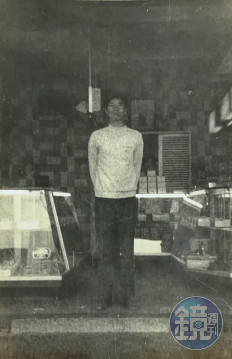 黃永吉19歲進長崎本舖，是首批跟日本師傅學做日式蜂蜜蛋糕的學徒。（喜之坊提供）
