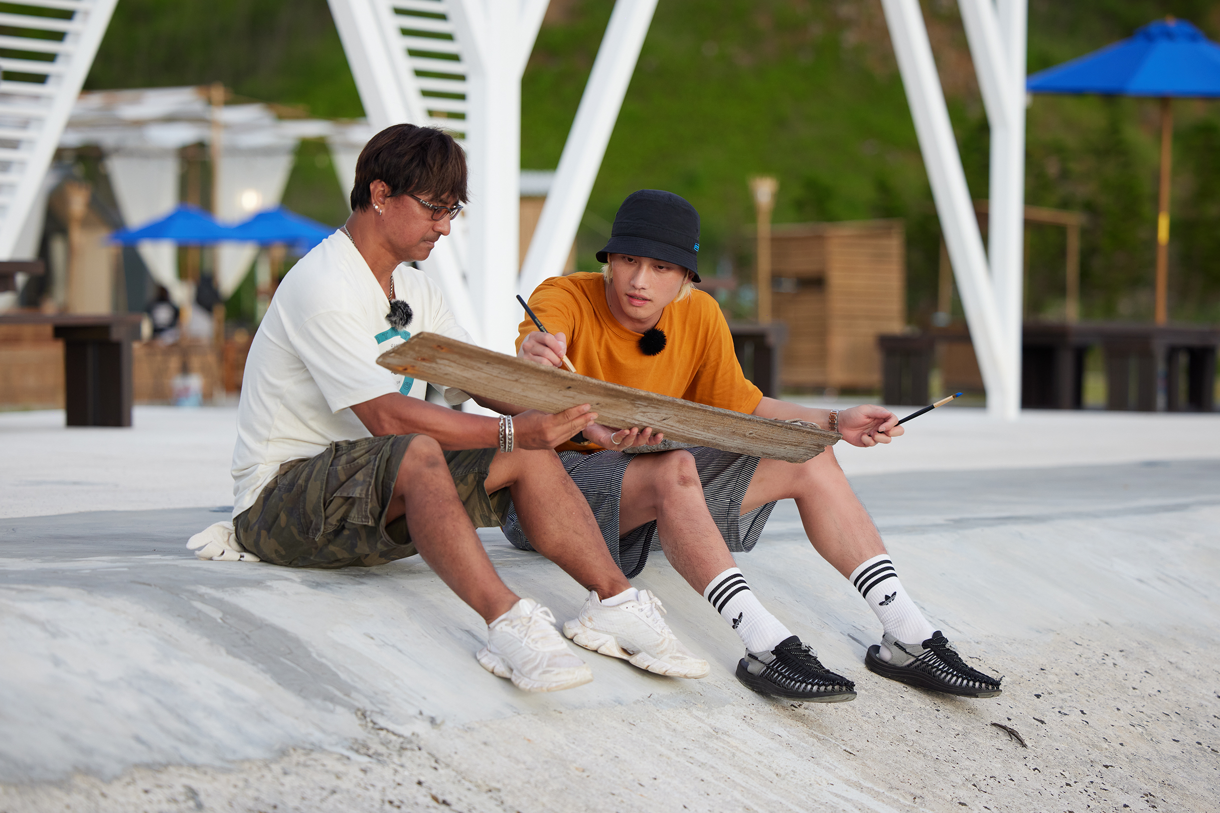 范少勳（右）、尤秋興（左）專注做看板。（灰人文化提供）