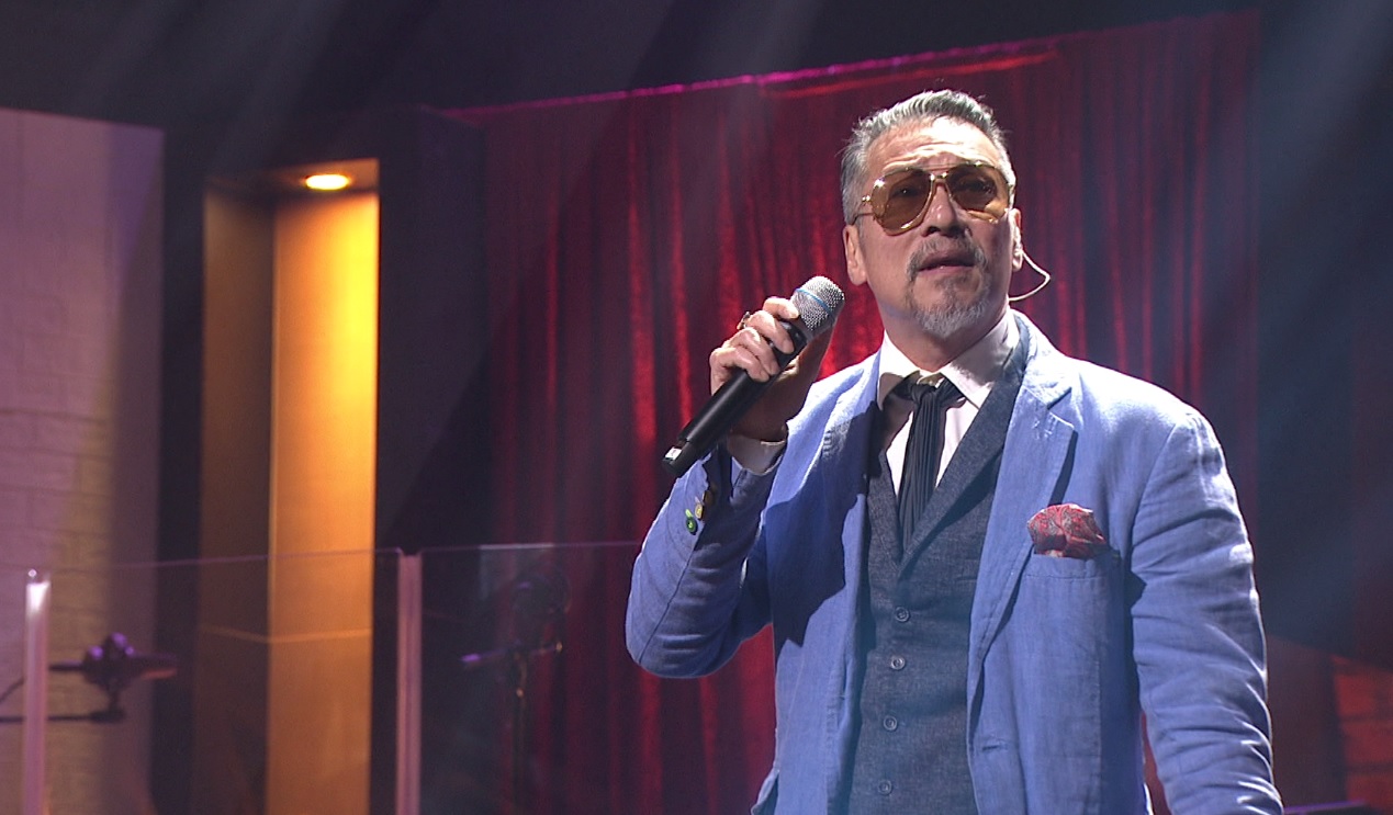 黃仲崑上節目演唱經典歌曲。（年代MUCH提供）