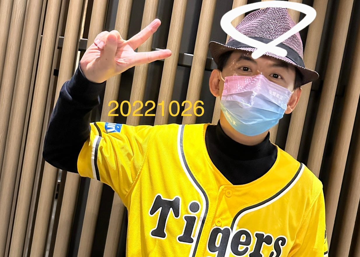 黃子佼快速回歸工作崗位，26日更帶傷連跑二活動，他po出受傷後的照片，還自己畫出受傷的位置。（翻攝自黃子佼臉書）