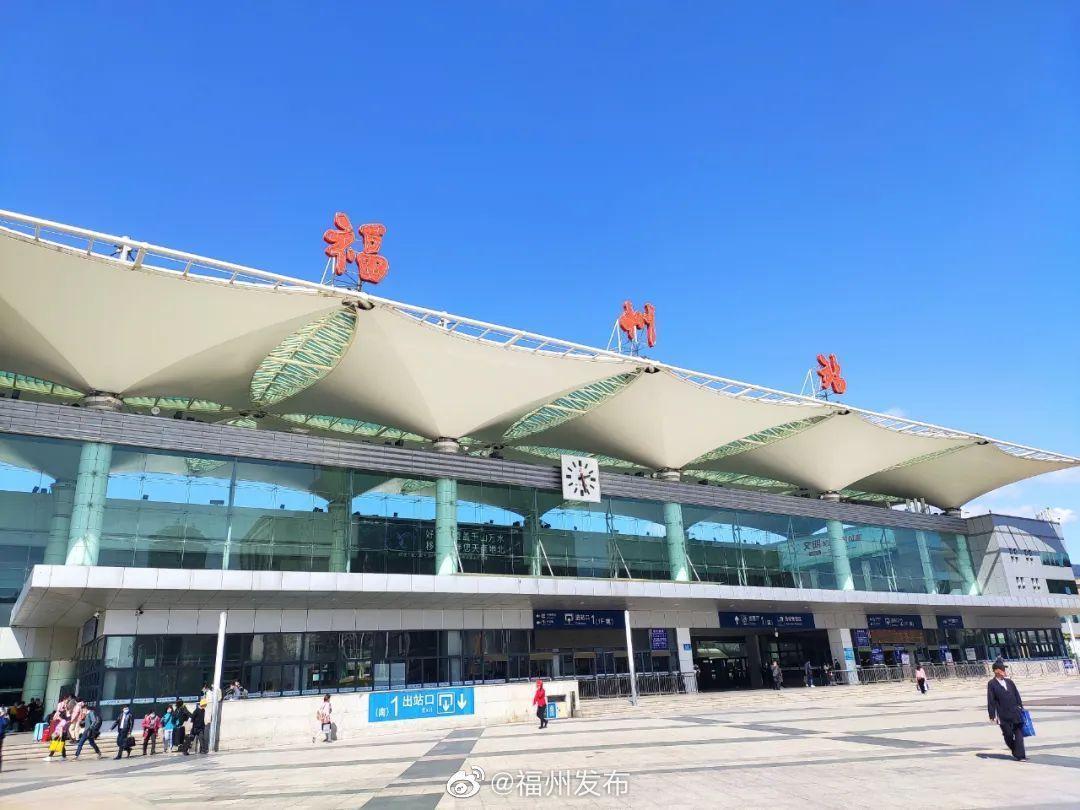 福建福州市確診病例累計至少128人,因此全市暫停所有聚集性活動,搭乘大眾交通工具需出示PCR陰性證明。(翻攝福州發布)