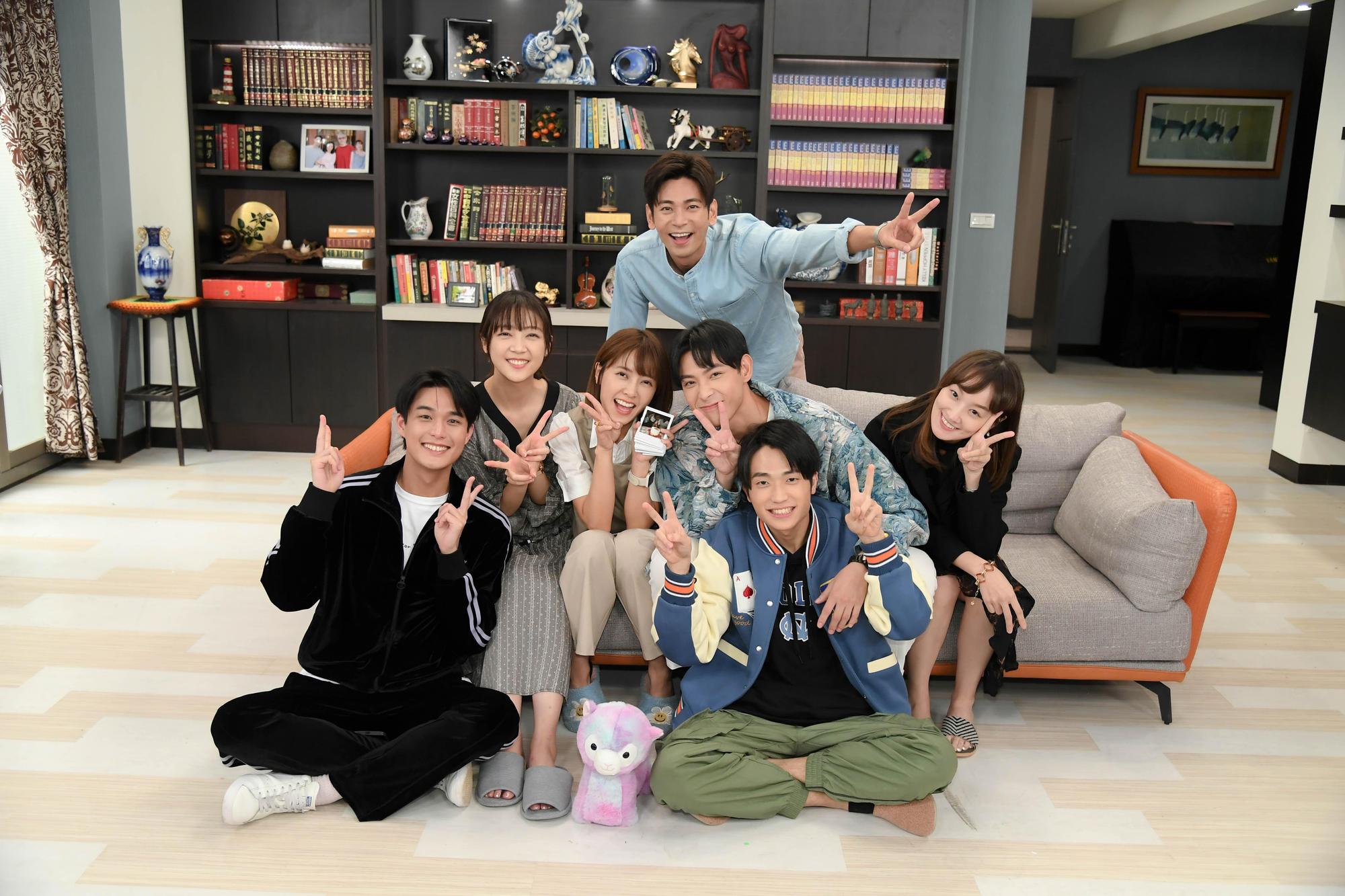 安俊朋（左起）、黃甄妮、大元、連晨翔、樊仲哲、李京恬以及楊子儀（後排）一同在殺青戲同歡。（三立提供）