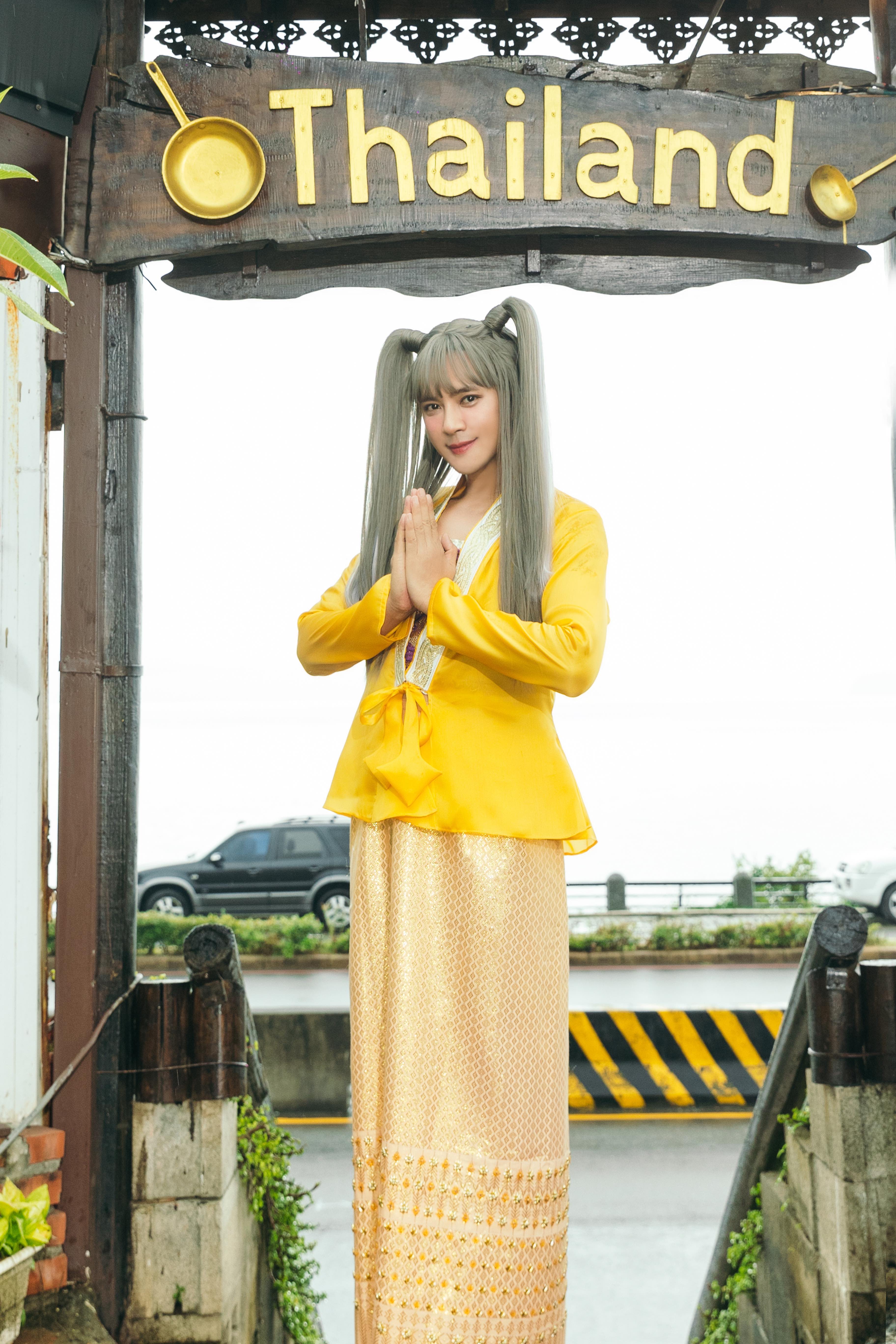 朱碧石致敬「全球百大美女」BLACKPINK- LISA的造型，化身尤物並頂著「百億瀏海」現身。（華納音樂提供）
