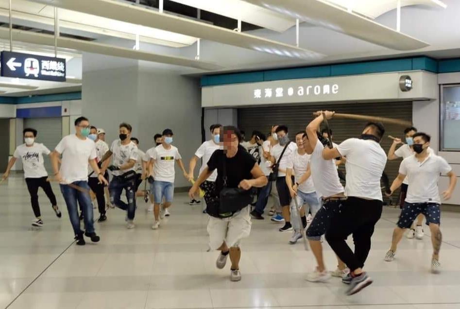 香港2019年發生反送中運動,同年7月21日在元朗發生無差別攻擊事件,數名身穿白衣男子在地鐵站隨機攻擊民眾。(翻攝自香港突發事故報料區)