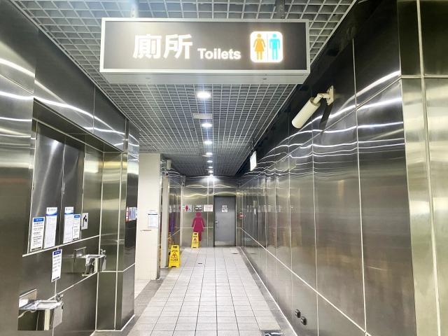 女網友在網路分享在捷運公廁遭偷拍經驗，不滿偷拍狼只因未拍到私密部位獲不起訴，對法律失望至極。（示意圖，photoAC）