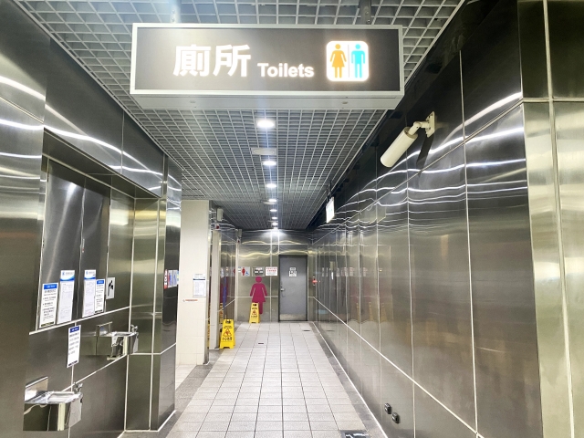 女網友在網路分享在捷運公廁遭偷拍經驗，不滿偷拍狼只因未拍到私密部位獲不起訴，對法律失望至極。（示意圖，photoAC）