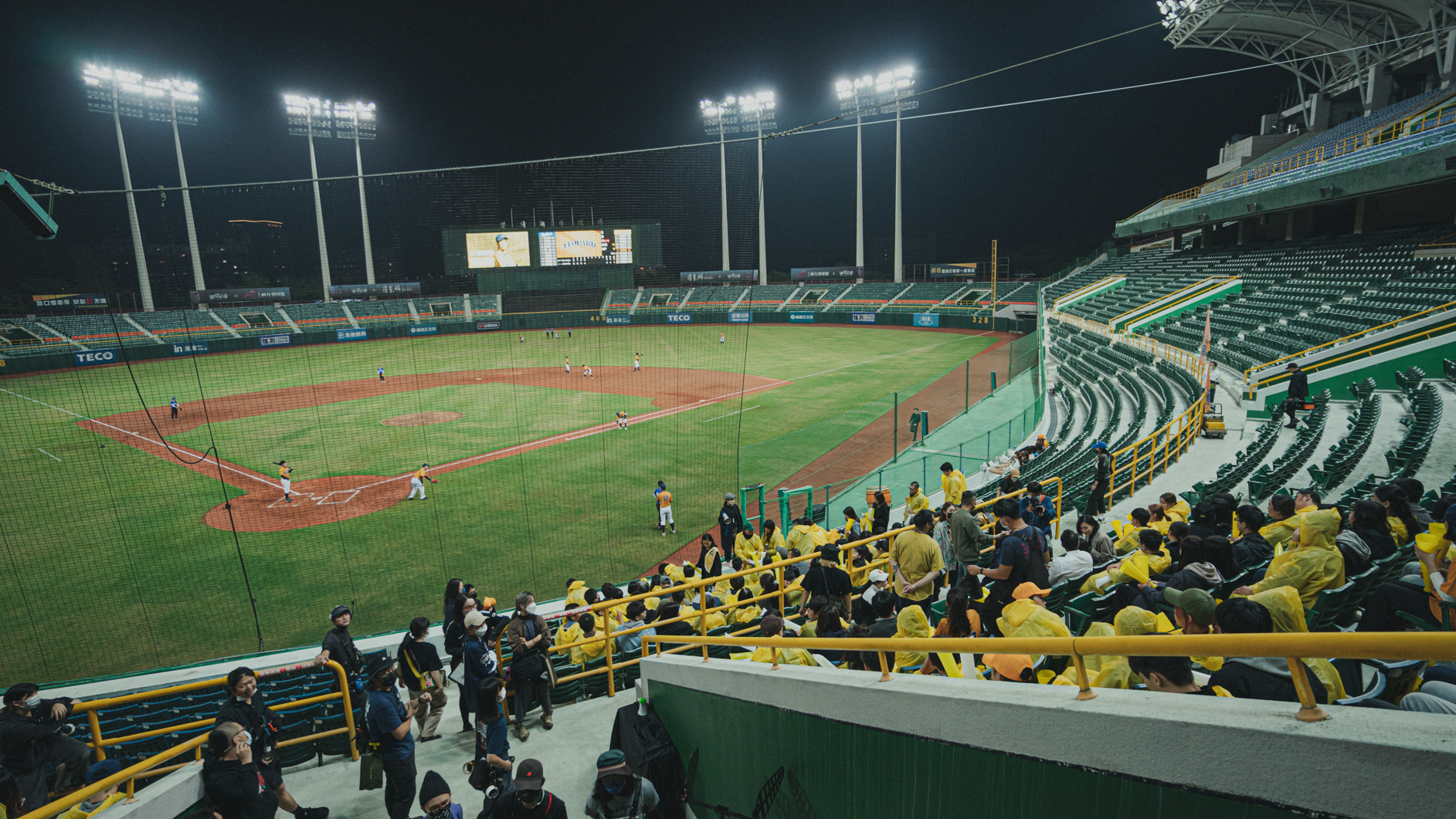 在棒球場拍戲時僅有100位臨演，靠特效做出滿座效果。（威視電影提供）