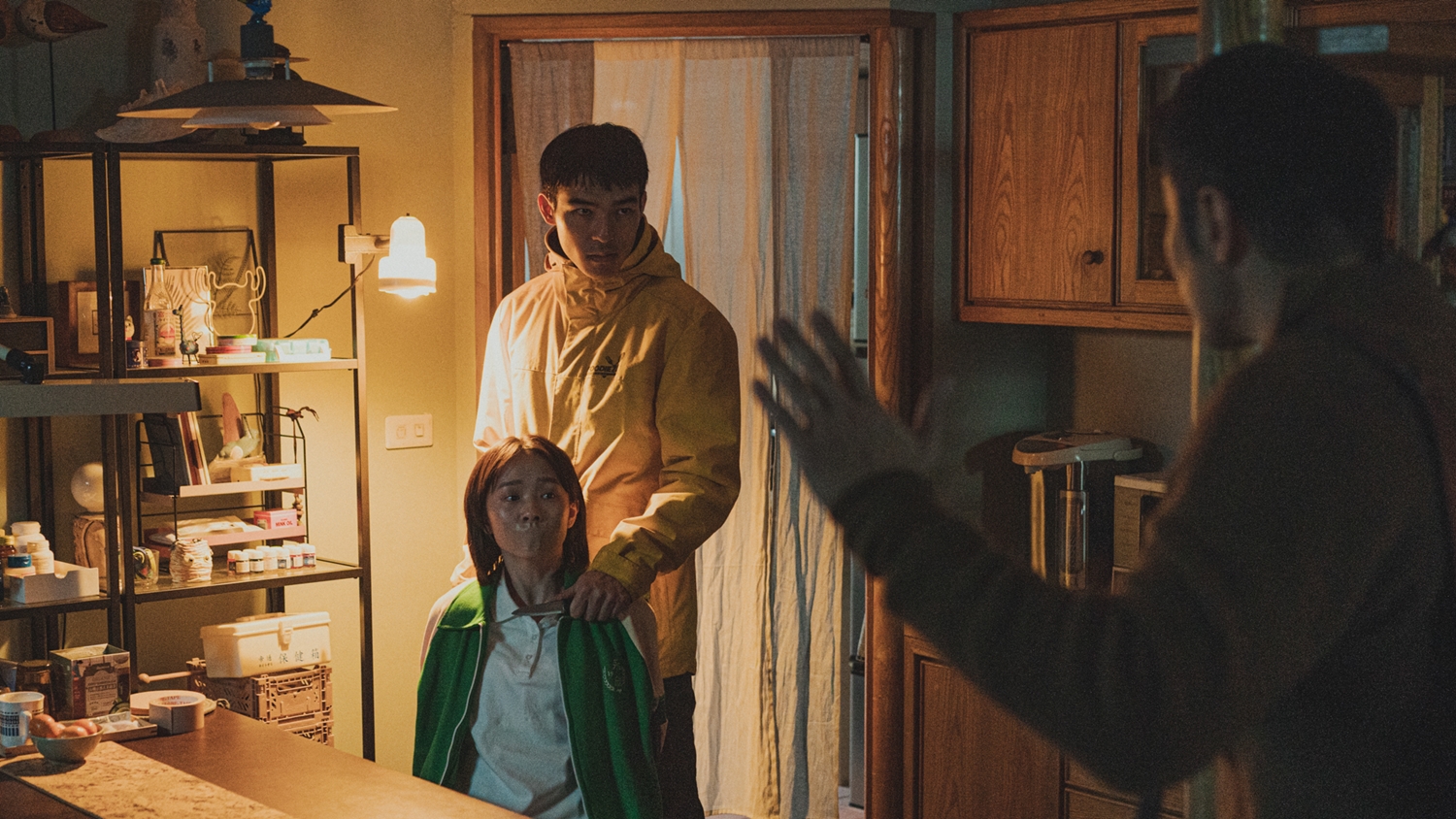 張孝全（右）的角色確立後，再尋找搭配的演員如陳昊森（左後）和方郁婷（左前）。 （威視電影提供）