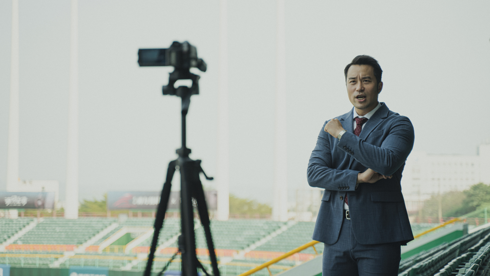 張孝全飾演過氣的媒體人，為拚流量而決定追查真相。（威視電影提供）