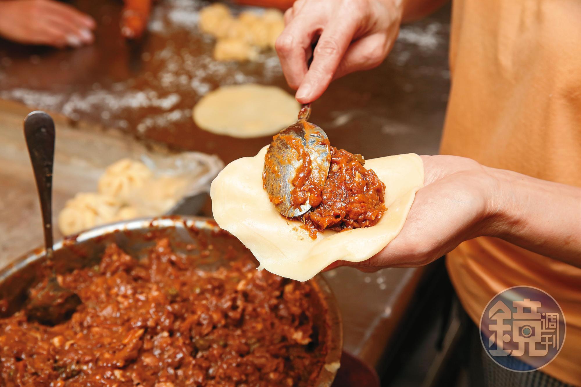 燒包餡以醬油、蠔油與祕方調味。