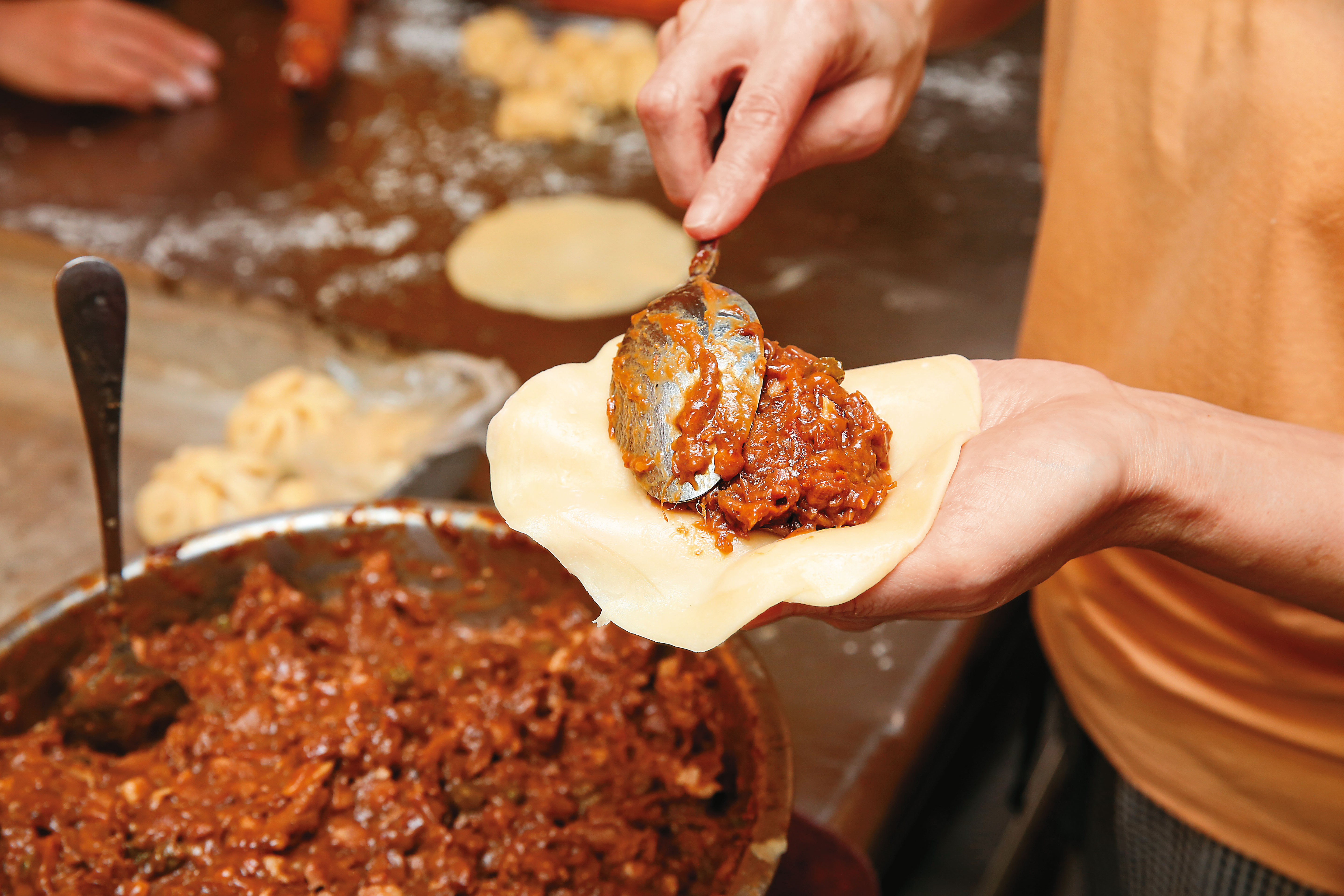 燒包餡以醬油、蠔油與祕方調味。