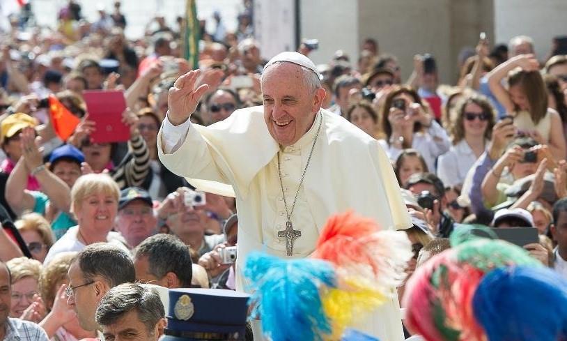 天主教會教宗方濟各（Pope Francis）在梵蒂岡舉行的會議上，警告羅馬神學院學生網路色情的危險，並稱其為「削弱牧師內心」的誘惑。（翻攝自Pope Francis twitter）