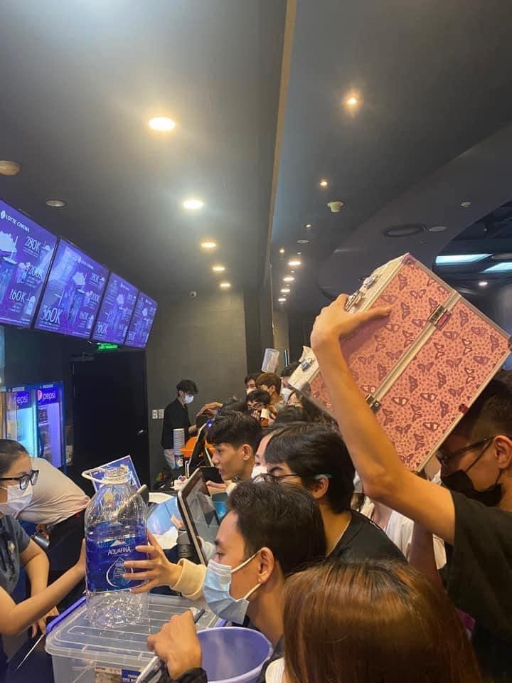 電影院的人潮爆炸，全是衝著爆米花而來。（翻攝自泰國清邁象 Chiang Mai Elephant臉書粉專）