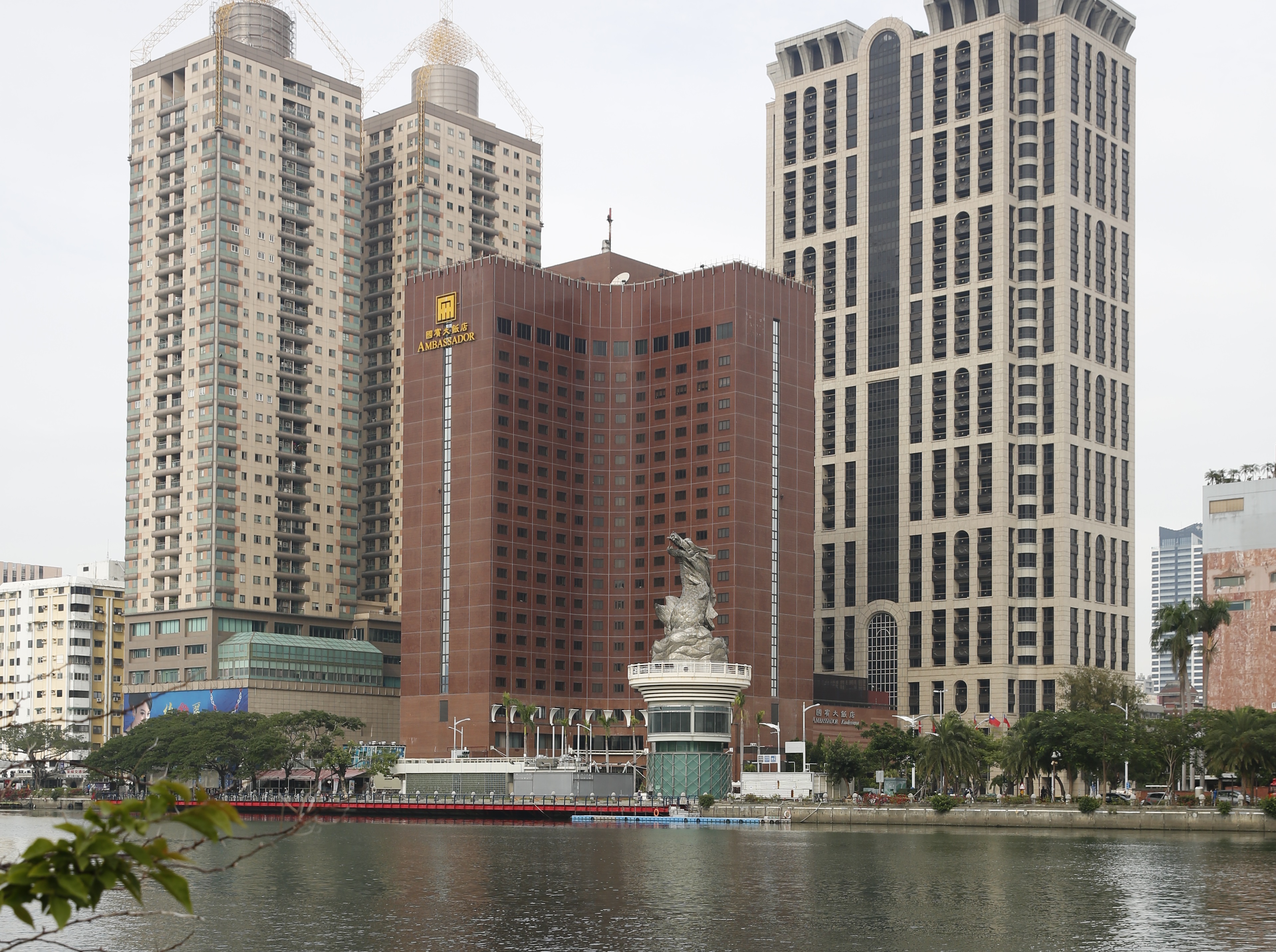 高雄國賓大飯店宣布，將於2023年1月結束營業，並啟動改建計畫。（本刊資料照）