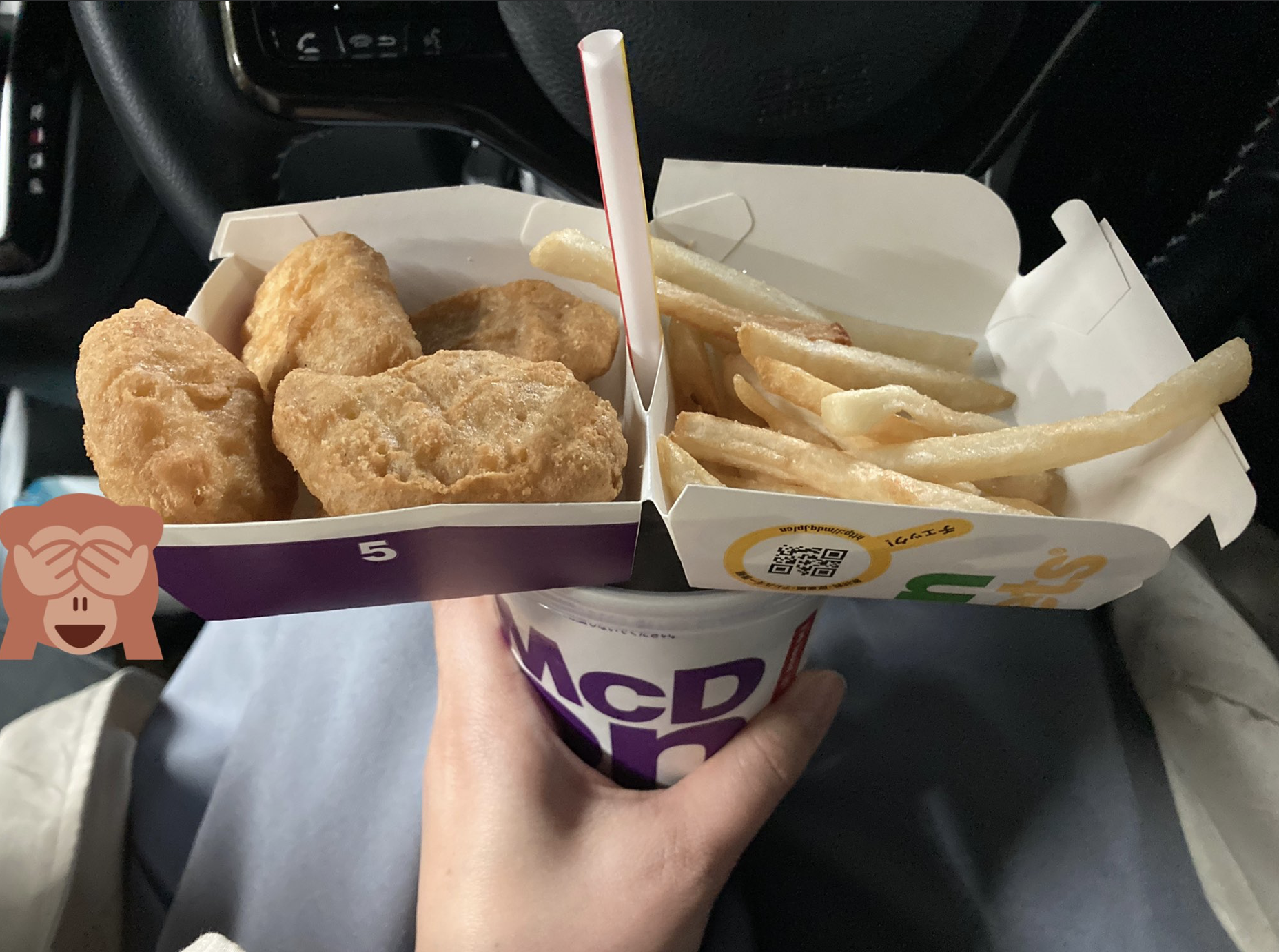 有網友分享紙盒夾縫的妙用,但被其他網友吐槽,他試了秒變「在地美食」。(翻攝akaaokiiro_推特)