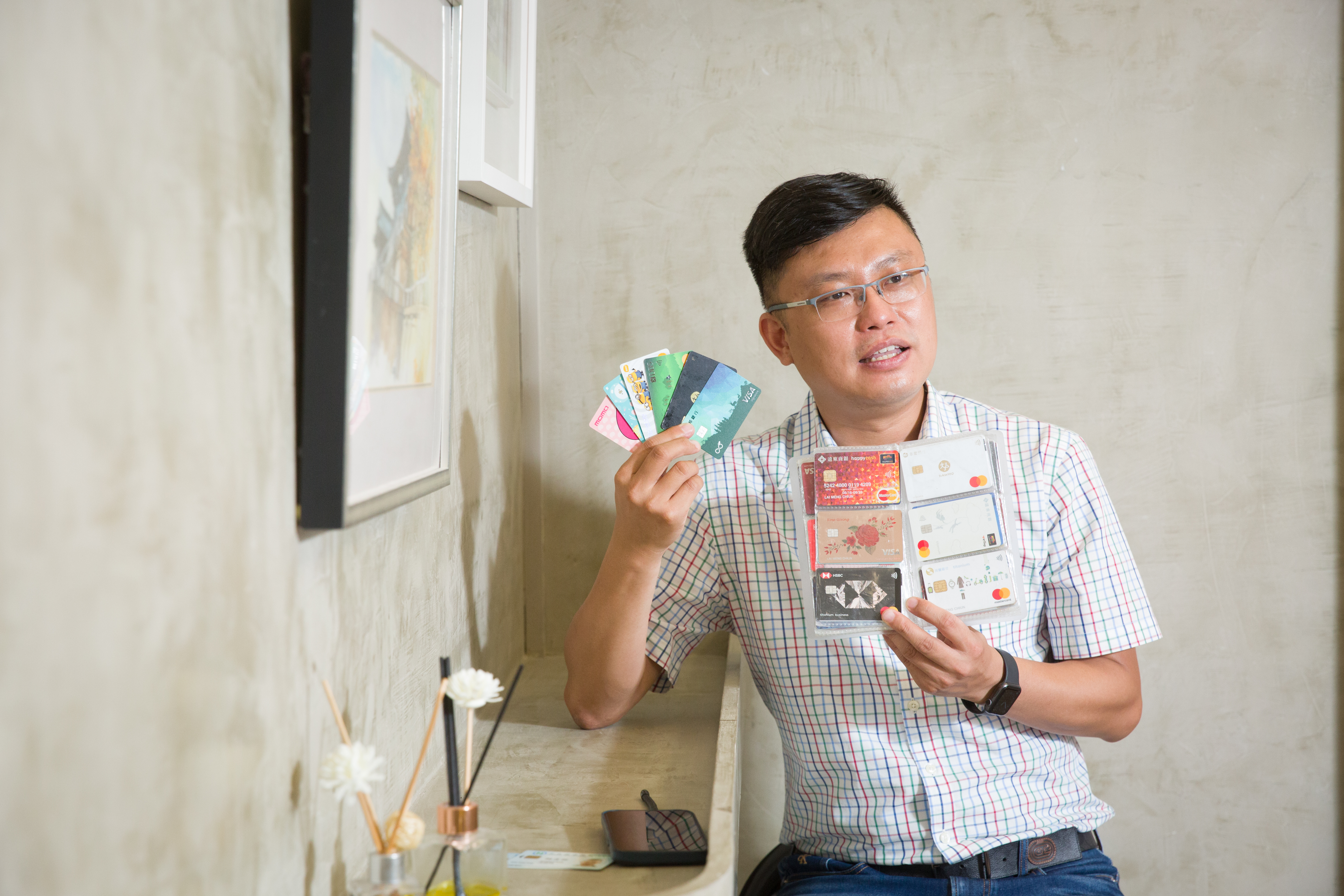 信用卡達人寶可孟推薦3張卡，其中國泰世華銀行CUBE卡若運用得宜，半年換張免費機票不是夢。