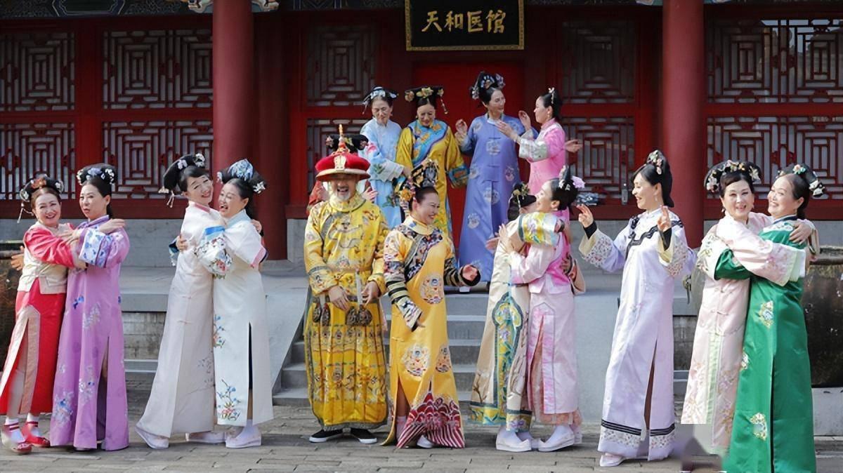 中國上海16名大媽因退休生活太無聊,便開始拍起《甄嬛傳》,引起不少話題。(翻攝自網易新聞)