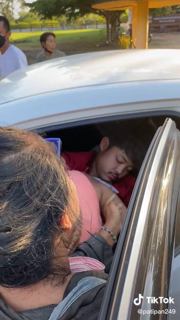 成年兒子醉到不省人事，老媽媽自己把他抱上車。（翻自TikTok）