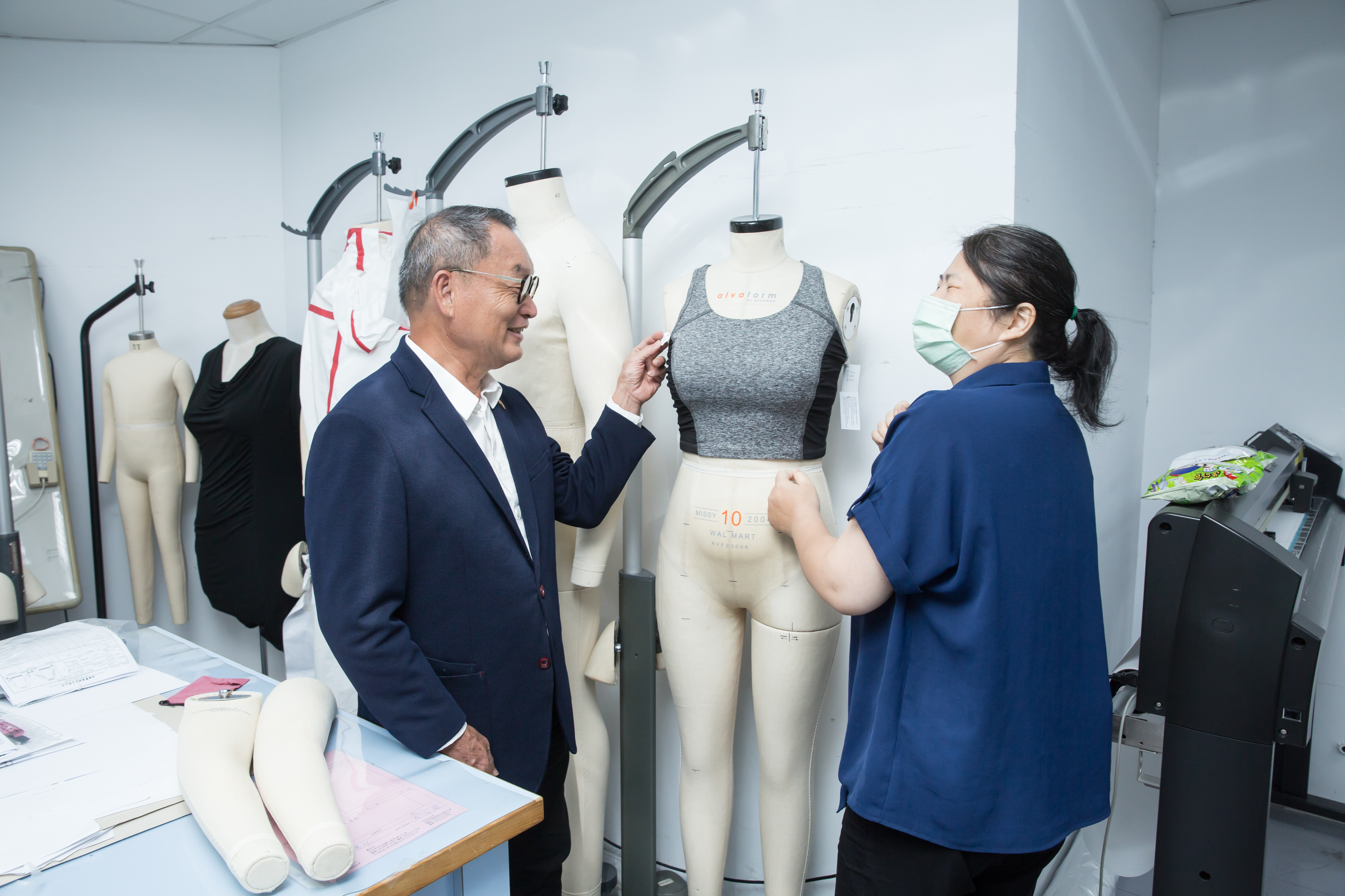 林瑞岳（左）是沒有架子的老闆，巡廠時，所到之處都充滿歡笑。