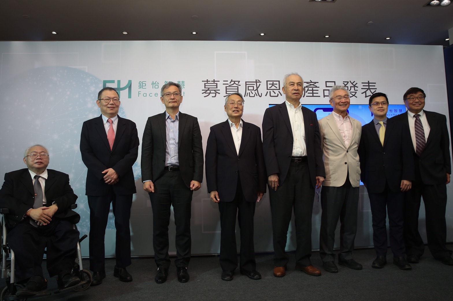 國立陽明交大吳炳飛（左一）講座教授率領學生團隊創立鉅怡智慧，在產品應用與資金等方面，獲得宏碁、聯發科與台杉投資等國內企業的大力支持。