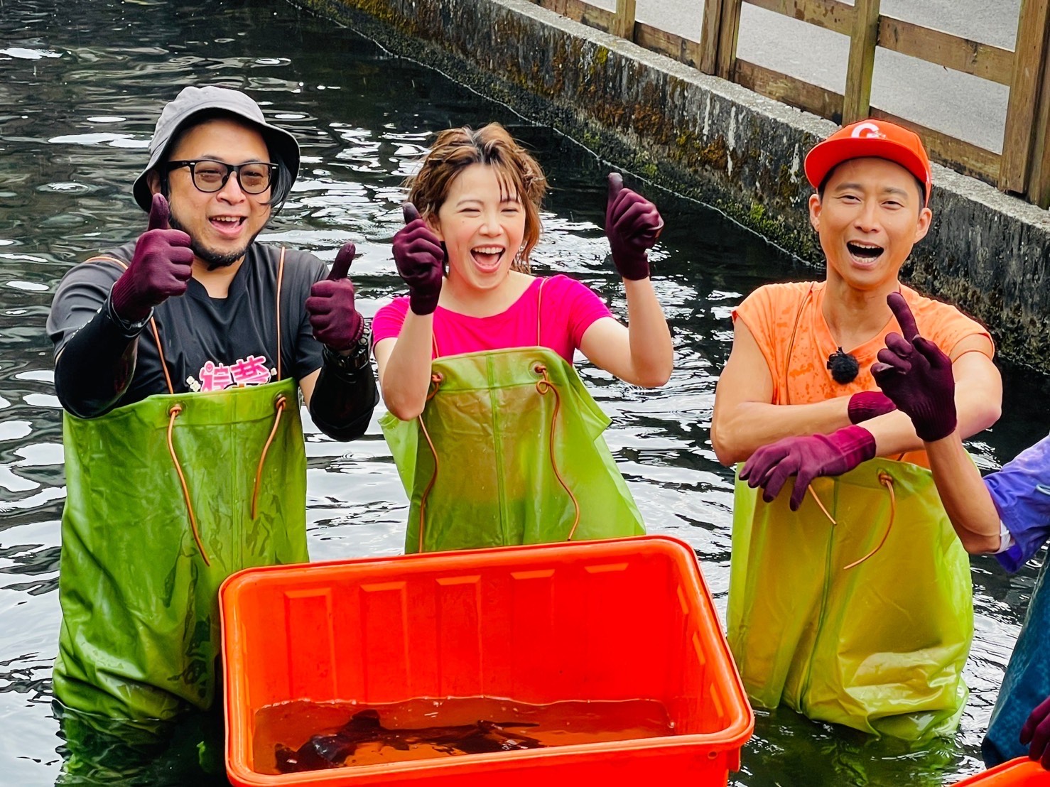 浩子找節目製作人加入比賽，和廖苡喬3人組成一隊。（民視提供）