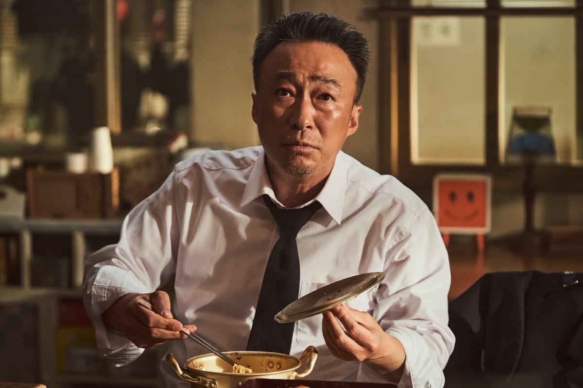 李星民在《舊案尋兇》飾演即將退休警察，卻一夕變為殺人犯，被迫一邊解開多年舊案真相，一邊洗脫自己罪名。（Disney+提供）