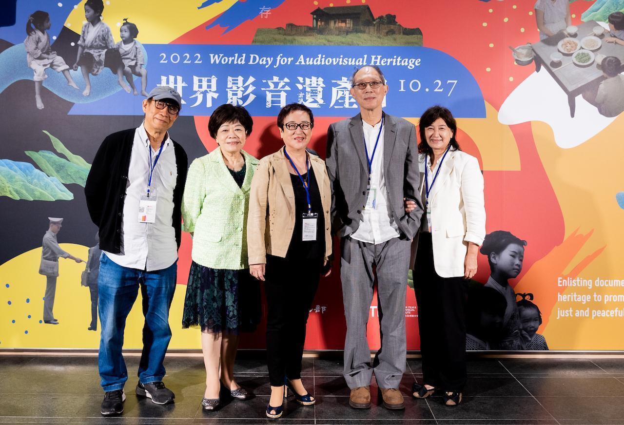 《油麻菜籽》主創團隊金馬剪接師廖慶松(左起)、作家廖輝英、演員陳秋燕、導演萬仁、演員蘇明明出席數位修復版特映,與影迷一同觀影。(國家影視聽中心提供)