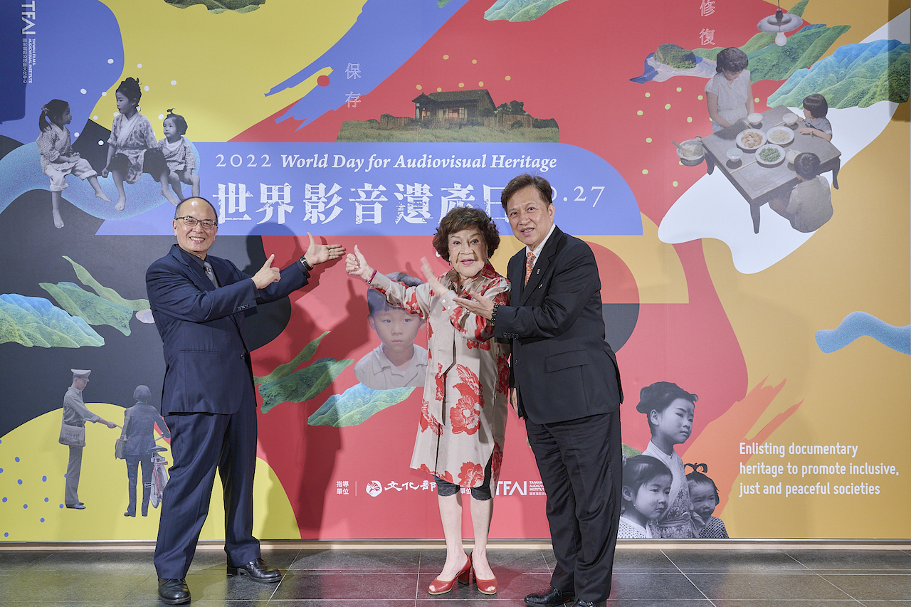 影視聽中心董事長藍祖蔚(左起)與今年度捐贈與贊助中心文物的致詞代表人周遊「阿姑」與先生李朝永,開心合影。(國家影視聽中心提供)