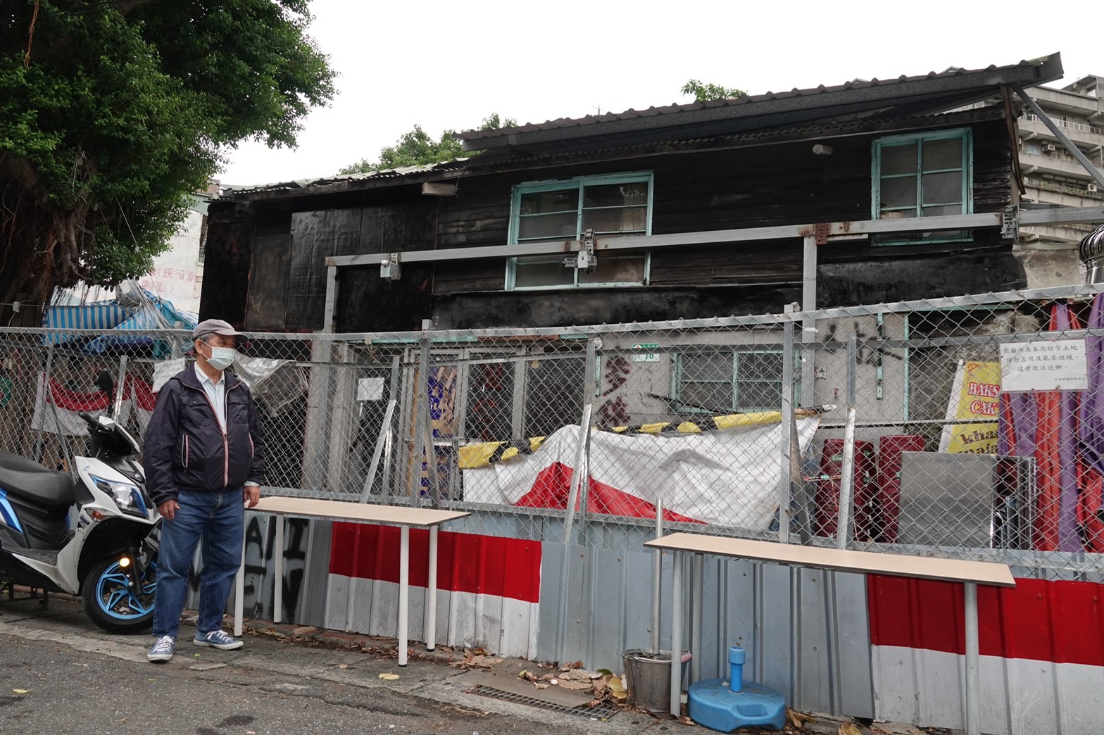 蘇姓老翁的老家被台鐵設圍籬擋住出入口，控訴台鐵行徑惡劣。