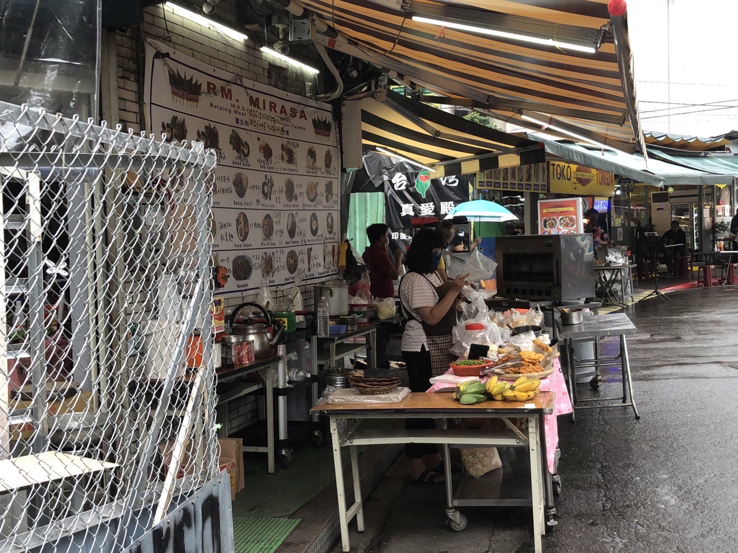 蘇宅隔壁鄰居同樣也占用台鐵土地做生意，但鐵路局視而不見。