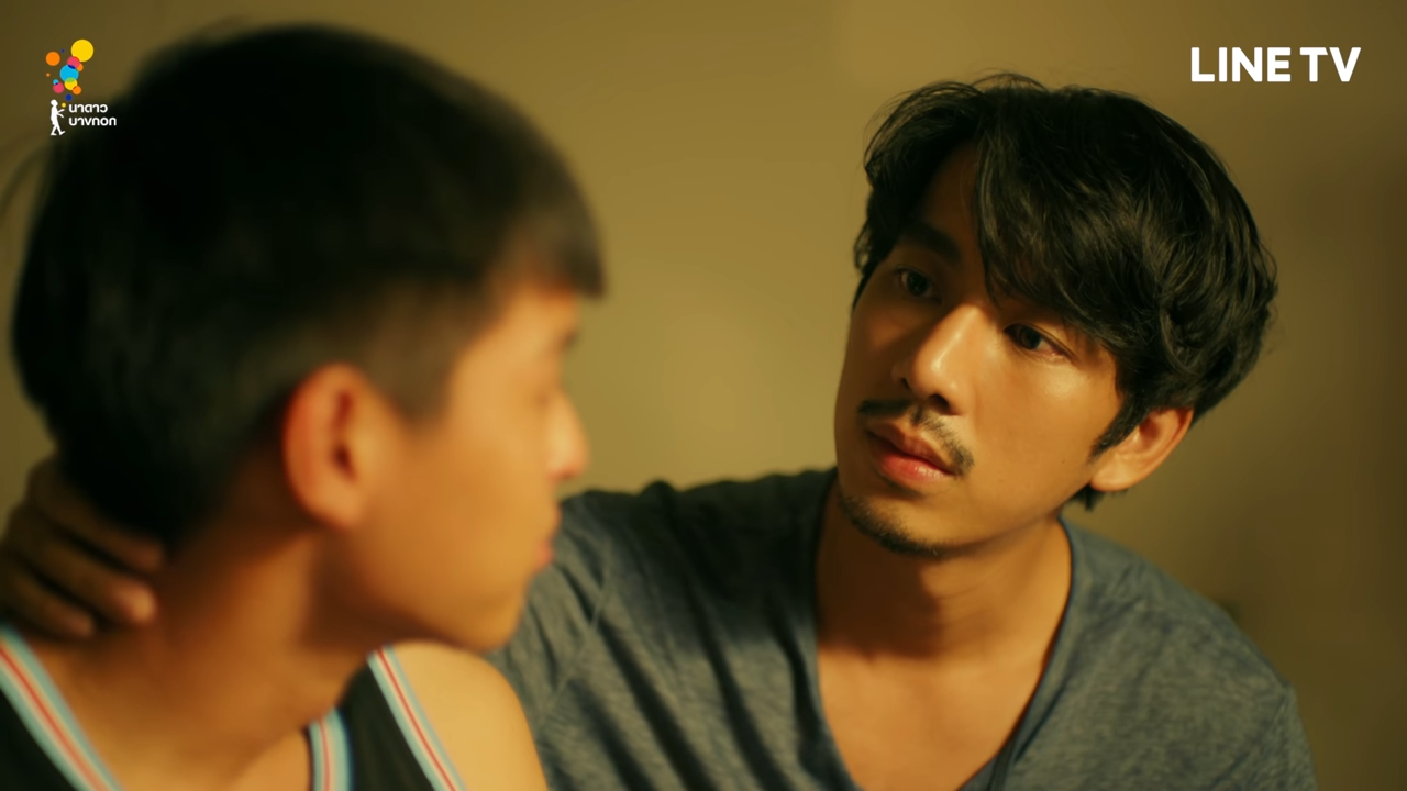 Nat在知名BL劇《以你的心詮釋我的愛》，演出男主角的哥哥，疼愛弟弟的一幕，逼哭許多人。（翻攝自泰國 Line TV）