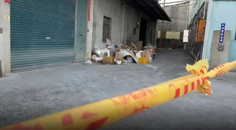 台中神岡驚傳桶屍案，疑似涉案的蔡女從關係人被轉為被告，檢方複訊後暫將她限制出境。（翻攝自記者爆料網）