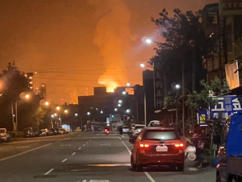 中油高雄大林蒲煉油廠驚傳火災，市長陳其邁說明情況。（翻攝自記者爆料網）