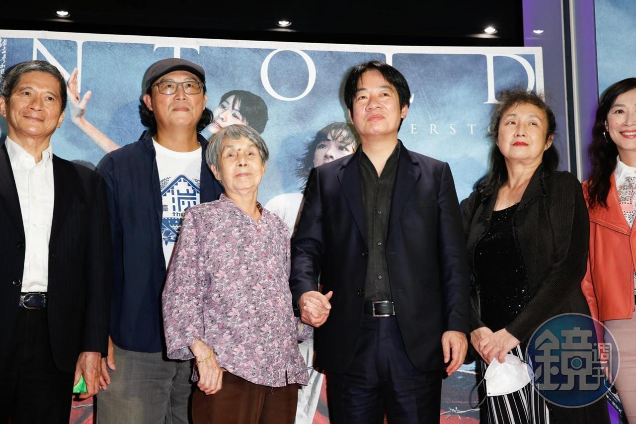 已經高齡90多歲的受難者張常美（左三）與副總統賴清德（左四）共同出席首映會。