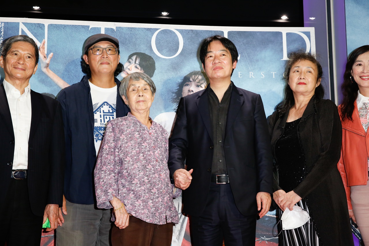 已經高齡90多歲的受難者張常美(左三)與副總統賴清德(左四)共同出席首映會。