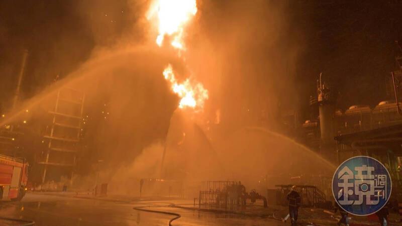 昨晚10點半,高雄小港中油大林煉油廠「第三重油脫硫廠」發生火警,烈焰騰空,爆炸生頻傳,嚇壞附近居民。(讀者提供)