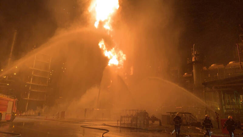 昨晚10點半，高雄小港中油大林煉油廠「第三重油脫硫廠」發生火警，烈焰騰空，爆炸生頻傳，嚇壞附近居民。（讀者提供）