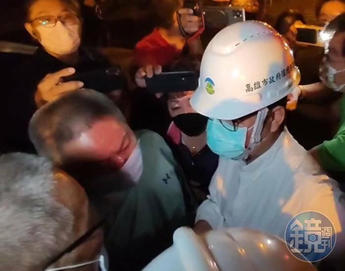 小港居民向市長陳其邁陳情,要求中油關廠。(讀者提供)