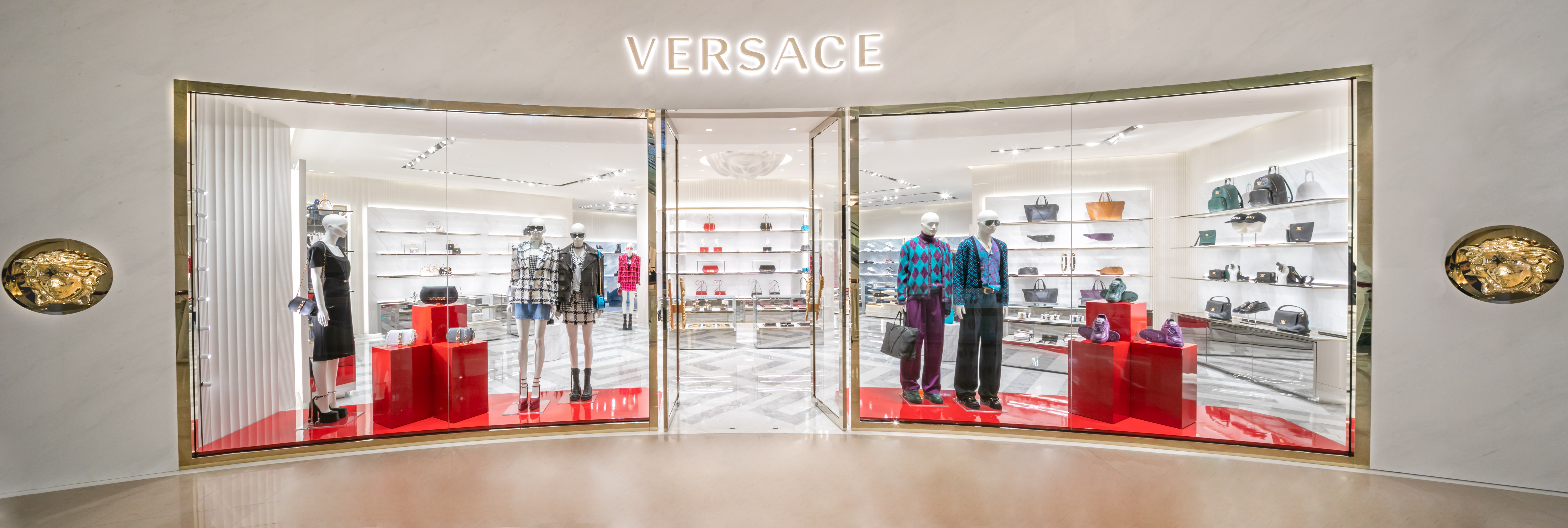 VERSACE台北101購物中心專門店重新開幕。（VERSACE提供）