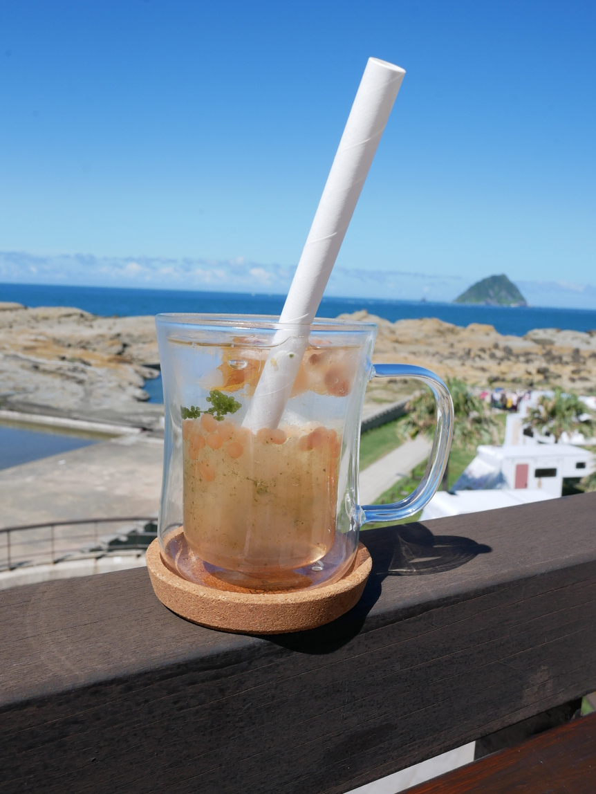 特殊飲品「夏豔潮間帶」有月桃葉、在地燕尾石花凍、海葡萄、褐藻珠等原料，提倡生態飲食。（200元／杯）