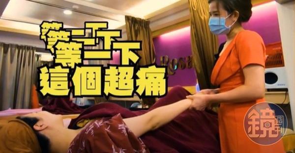 洗完頭又進入全身按摩的流程，由於每個穴道都代表著身體不同器官，美容師精準點出我哪裡虛，猶如在健檢。