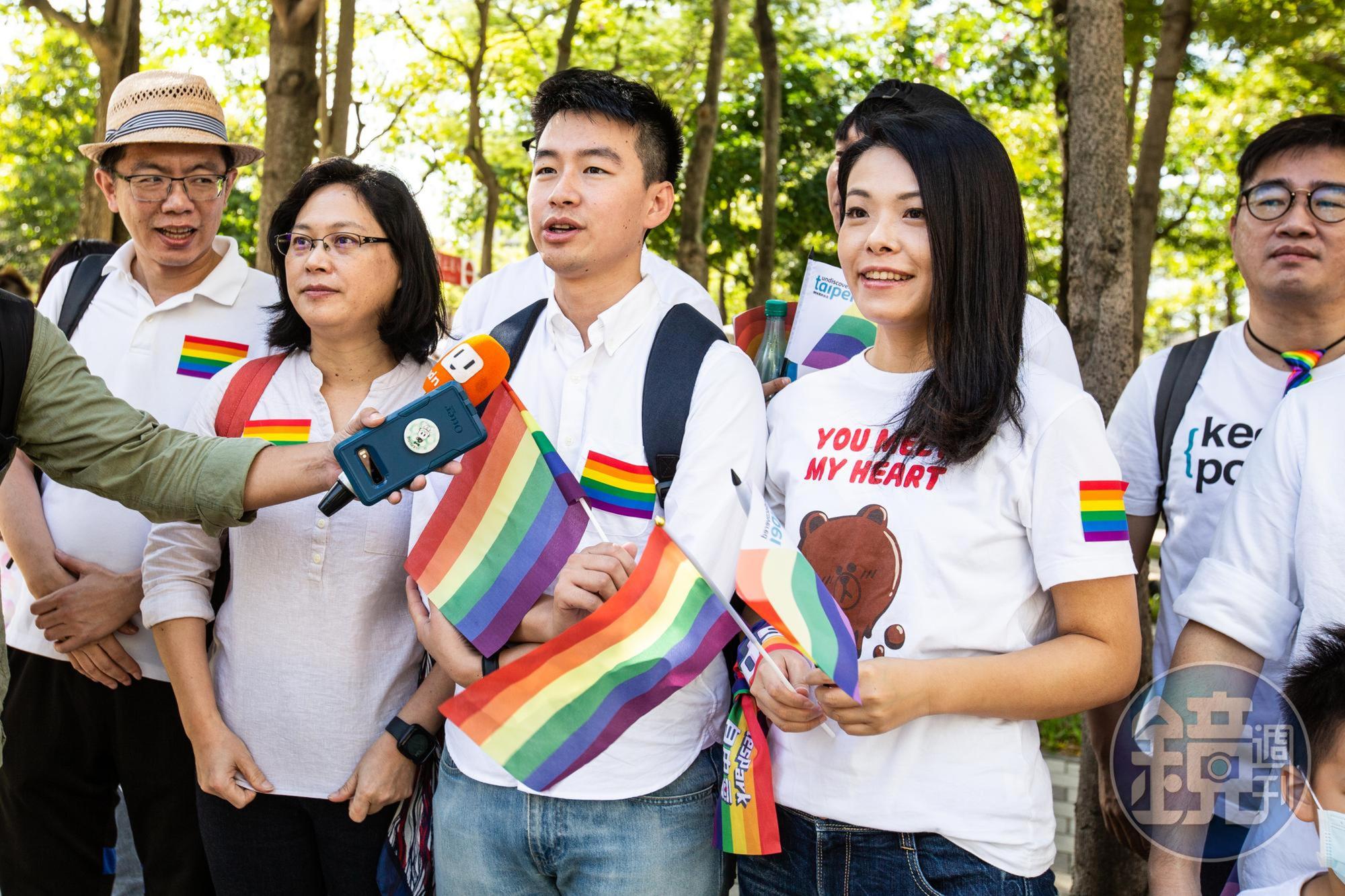 民眾黨立委賴香伶(左起)、黨團幹部蔡峻維、立委高虹安等人在2020年也在市府廣場前亮相。(圖為2020台灣同志遊行)