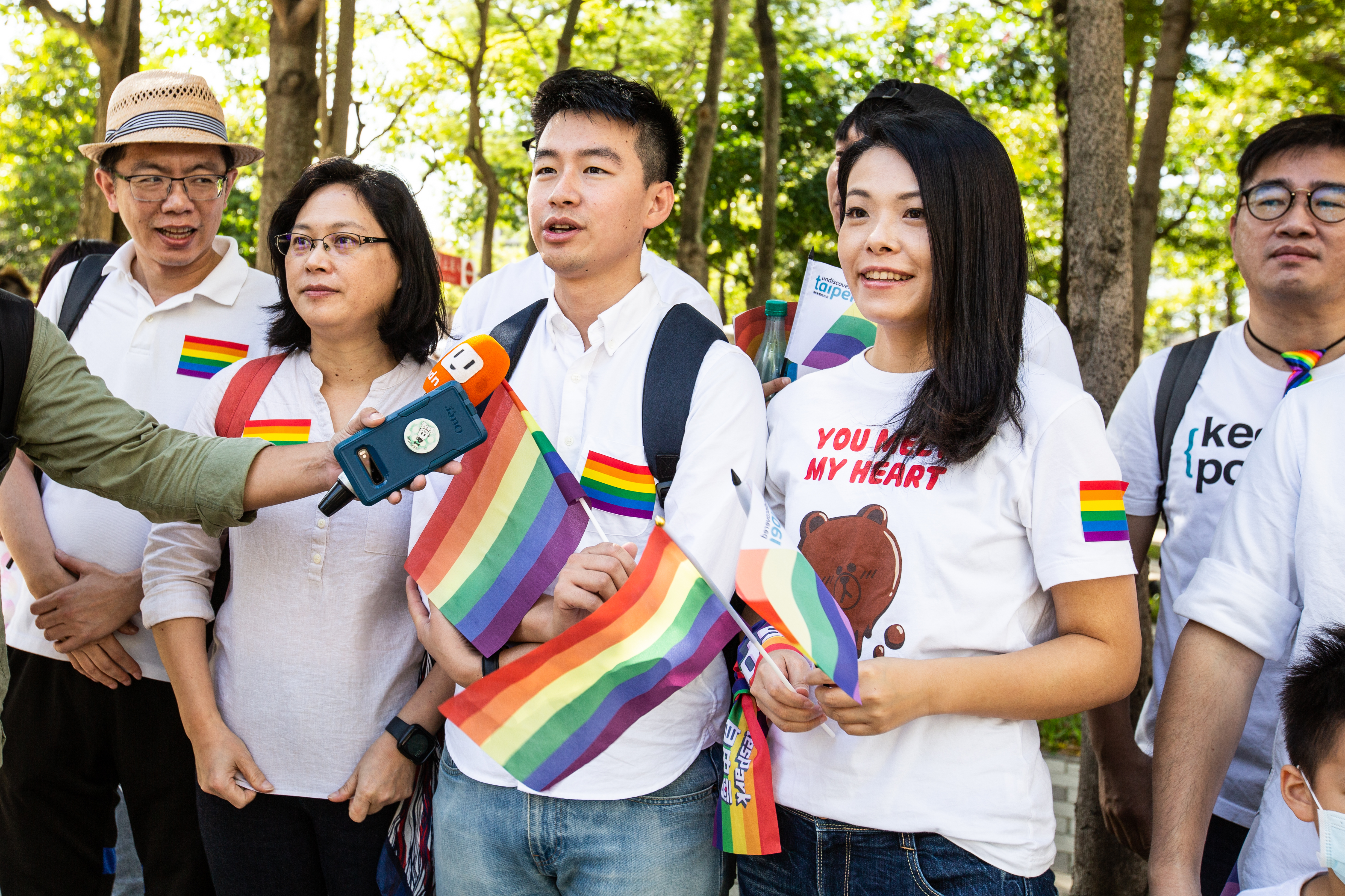 民眾黨立委賴香伶（左起）、黨團幹部蔡峻維、立委高虹安等人在2020年也在市府廣場前亮相。（圖為2020台灣同志遊行）