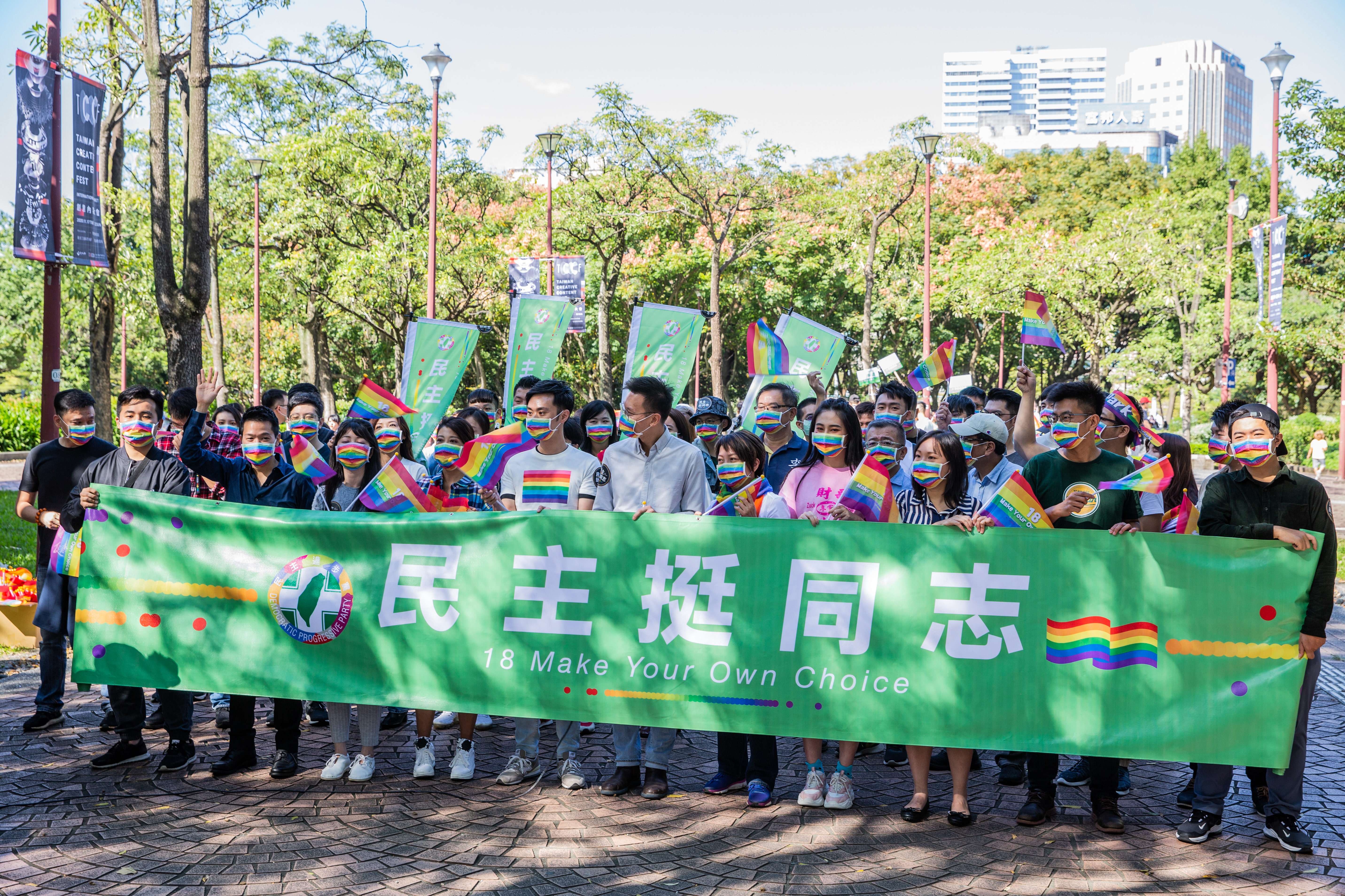 民進黨2020年由立委何志偉、高嘉瑜等人組隊參加同志遊行。（圖為2020台灣同志遊行）
