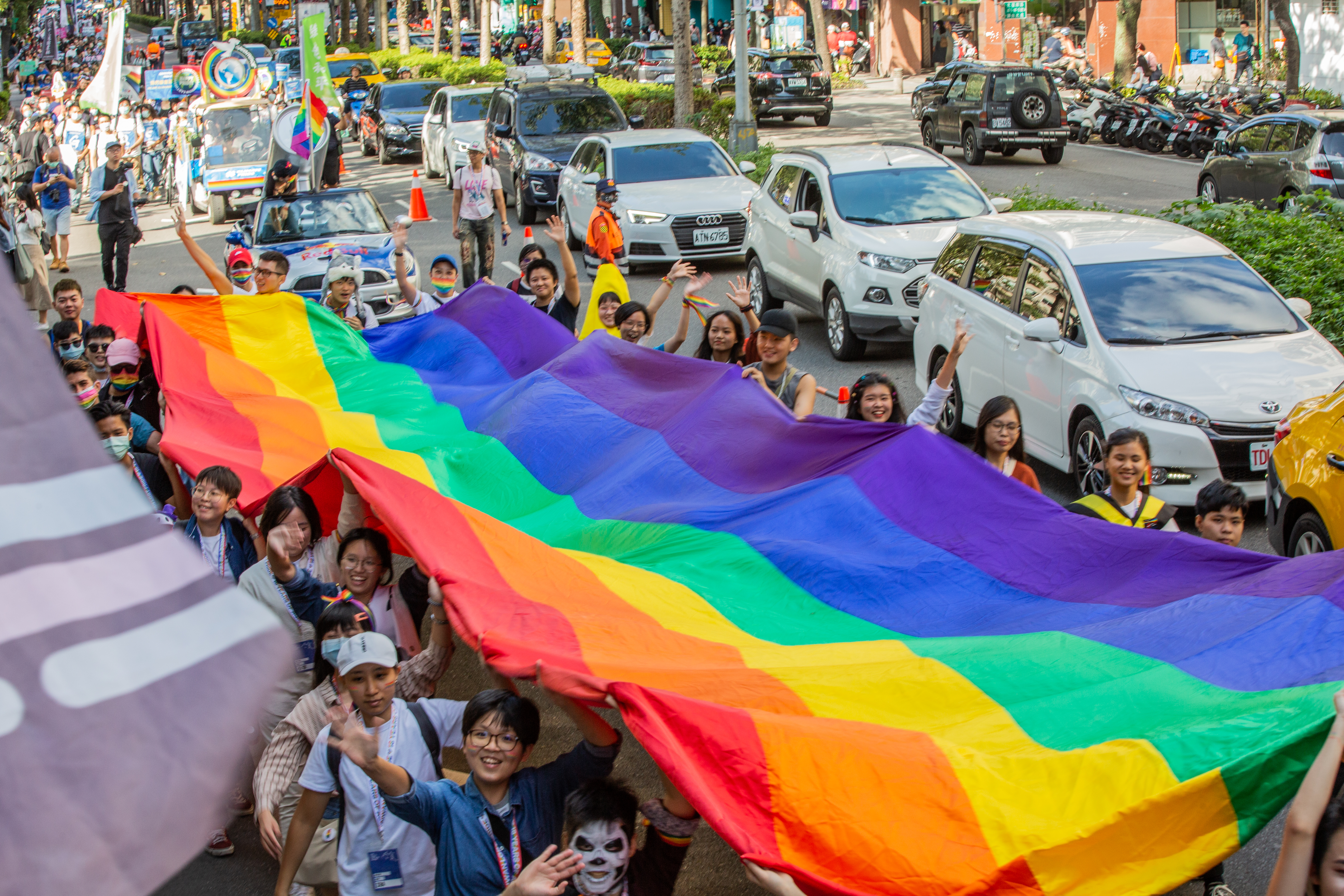 台灣同志遊行即將於本週六登場，從北市府前廣場起跑，行經仁愛路、敦化南路、信義路、忠孝東路等部分路段。（圖為2020台灣同志遊行）