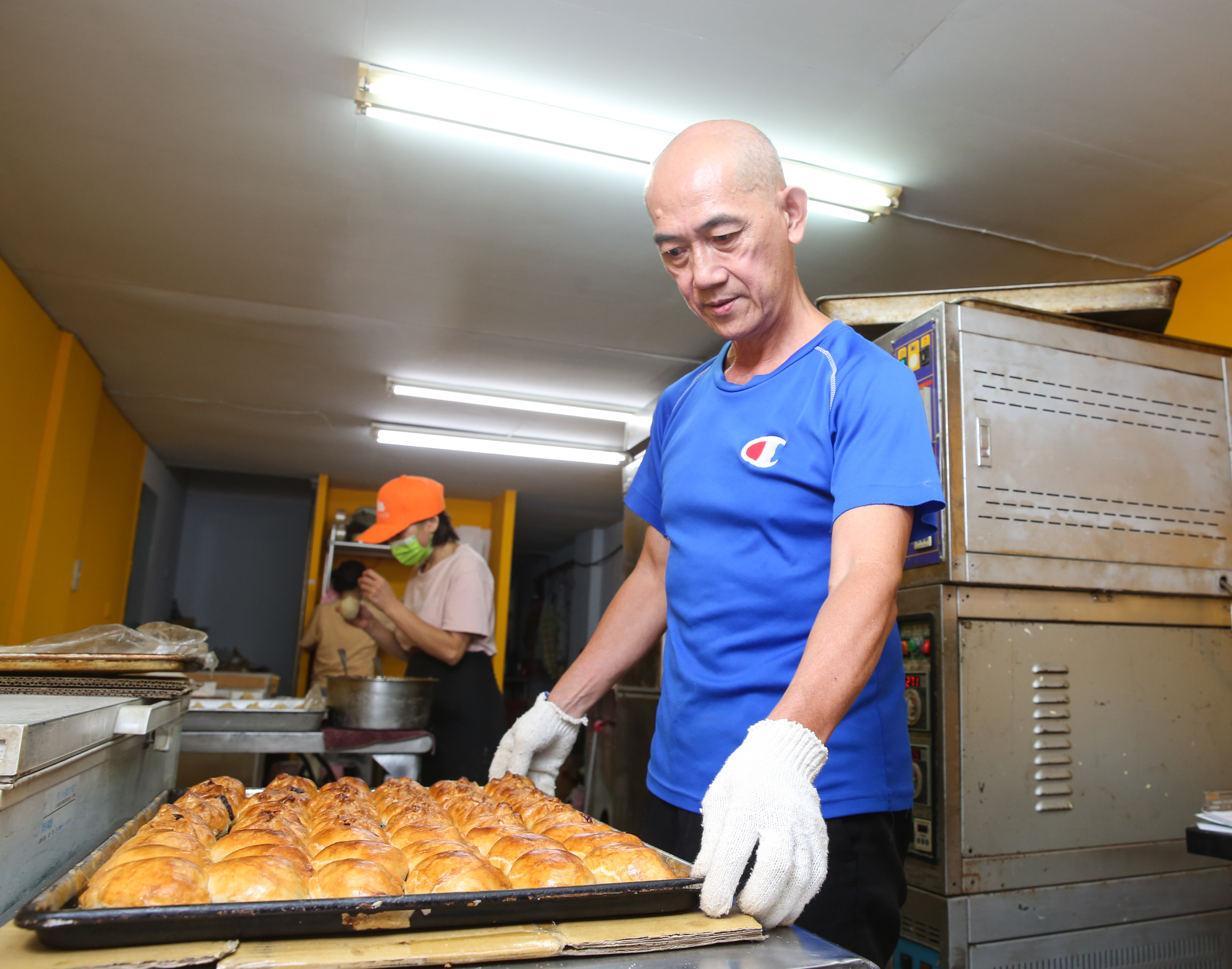 人稱「燒包老爸」的馬來西亞華僑徐宗清（右），原本是工程師，去年第3度創業賣故鄉大馬國民美食「燒包」爆紅。