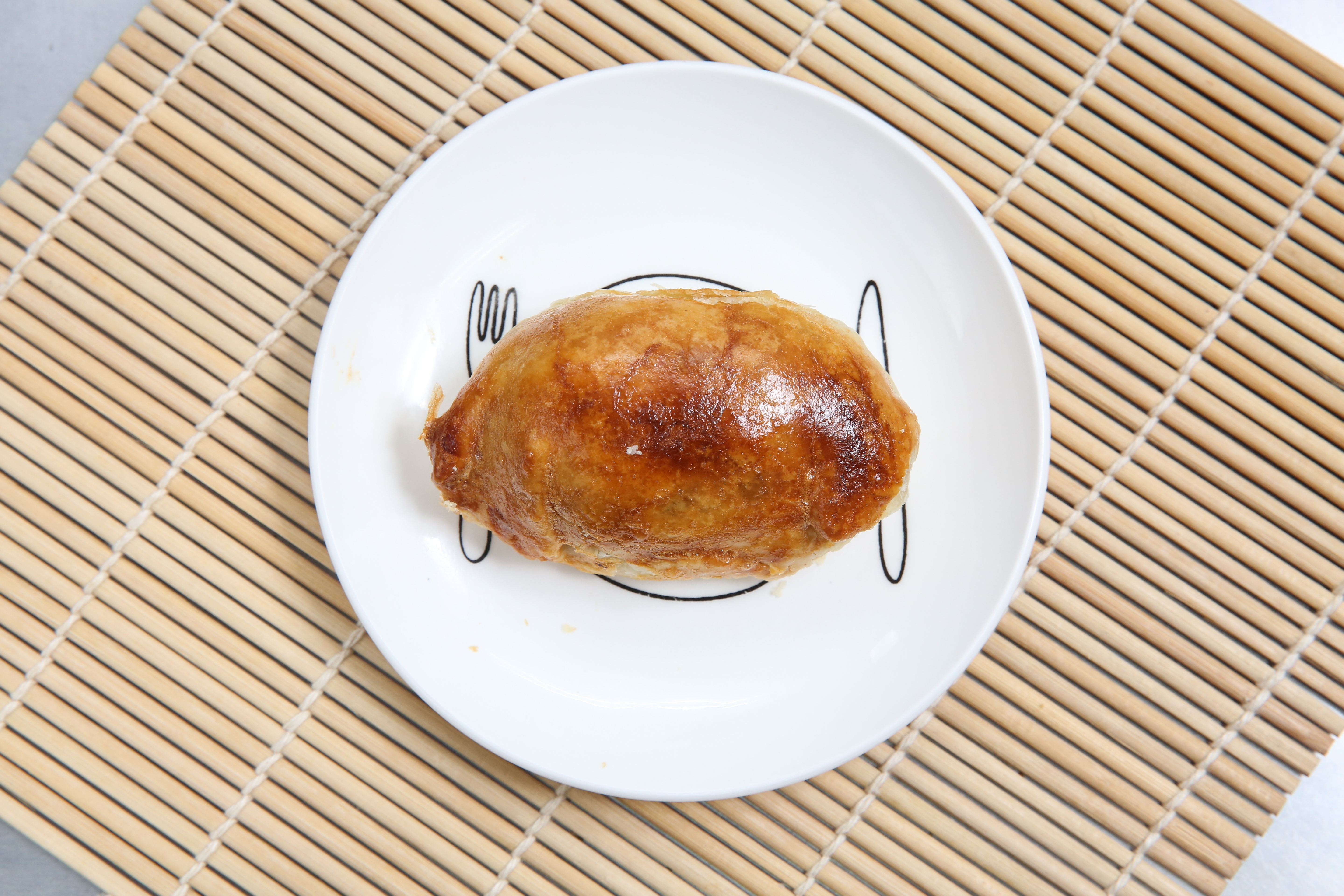 除了招牌燒包，徐宗清也賣蔬食咖哩餃。（35元／顆）