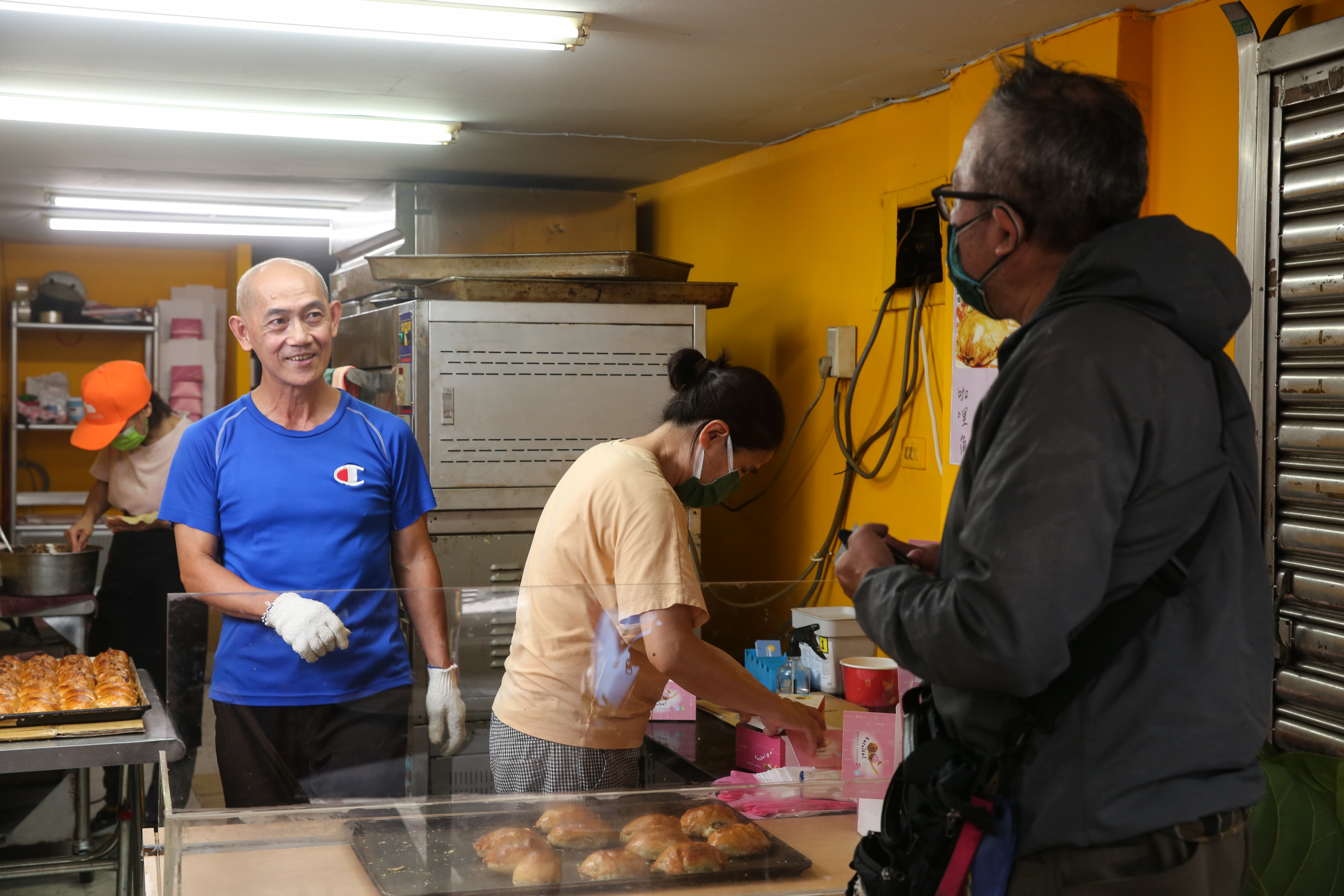 位在北市松山車站旁巷弄的燒包專賣店，店面不大，但來客絡繹不絕。左2為老闆徐宗清。